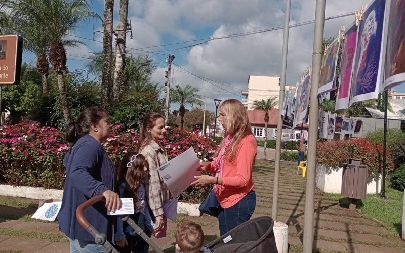 Ide Humann, Amanda Fischer, Alice Finger,  com neto Miguel Finger Picasso, no Mesa de Arte na PraÃ§a, com Bala Blauth 