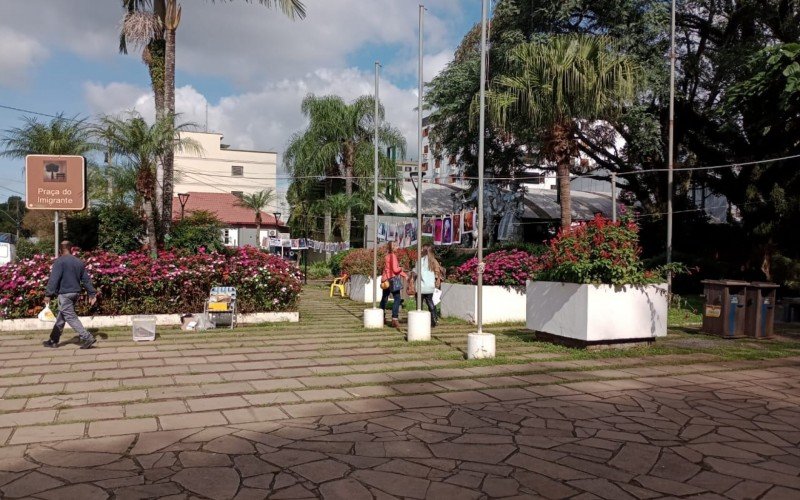 Mesa de Arte na PraÃ§a em Dois IrmÃ£os 