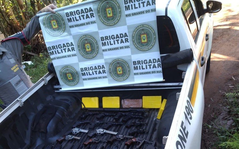 Grande quatidade de armas e munições foram apreendidas com os suspeitos