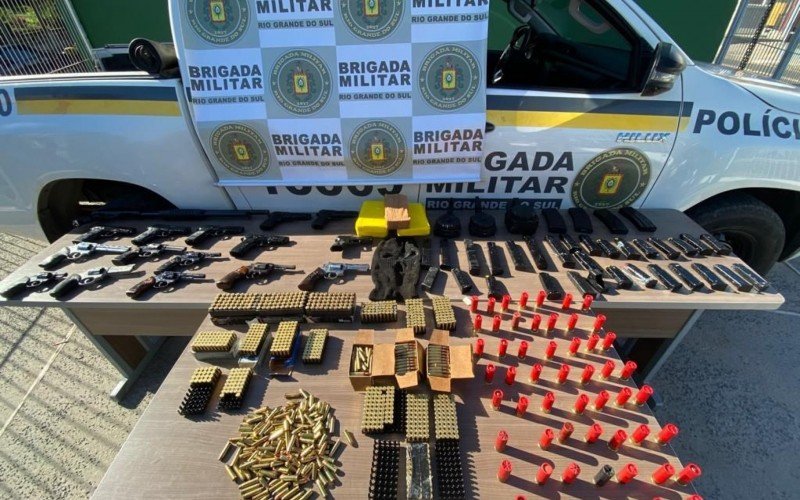 PERSEGUIÇÃO E TROCA DE TIROS: Carro em fuga escondia explosivos e dezenas de armas