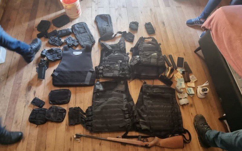 Armas, granada e coletes balÃsticos foram apreendidos no sÃtio