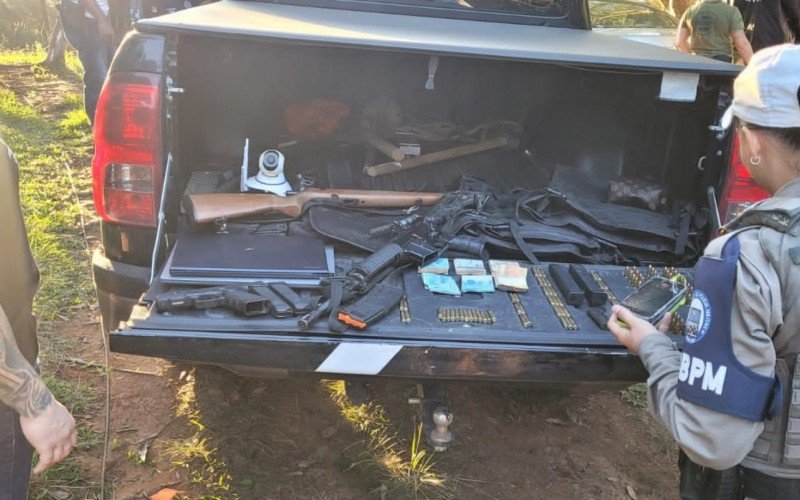 Armas, granada e coletes balÃsticos foram apreendidos no sÃtio