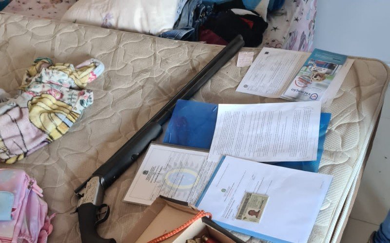 Armas, granada e coletes balÃsticos foram apreendidos no sÃtio