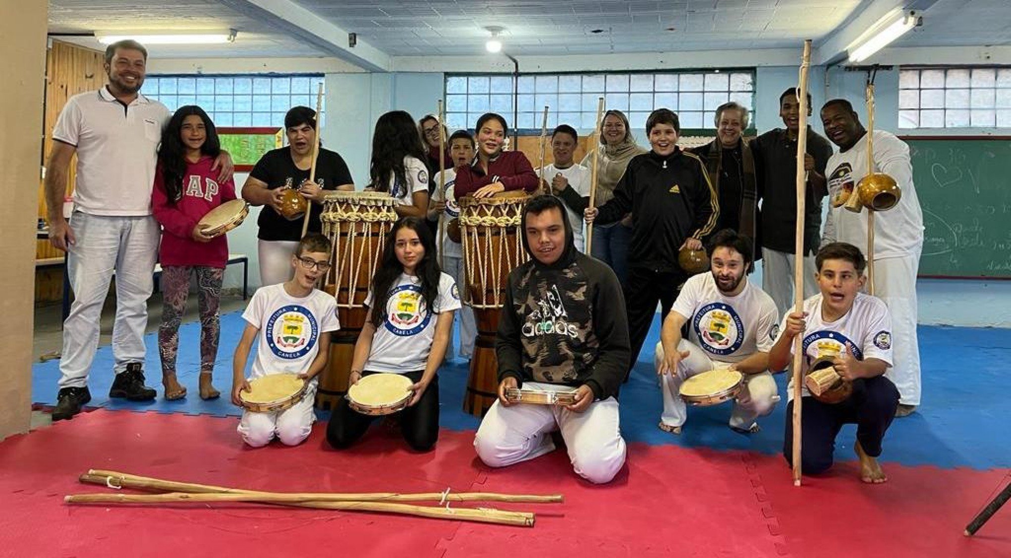 Oficina de capoeira recebe instrumentos para aulas no Cras Canelinha