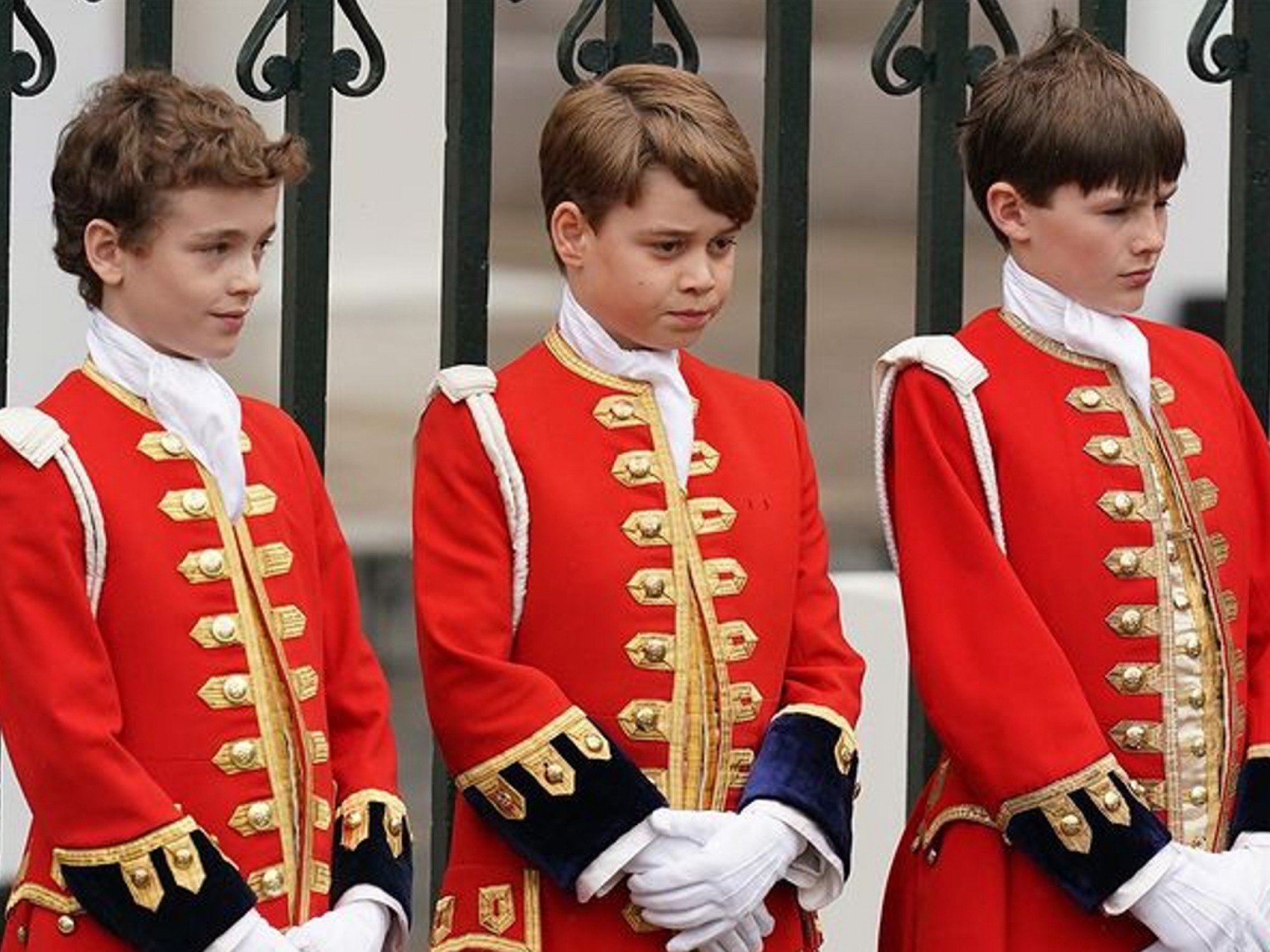 Príncipe George convenceu o avô, rei Charles III, a romper tradição secular por receio de bullying