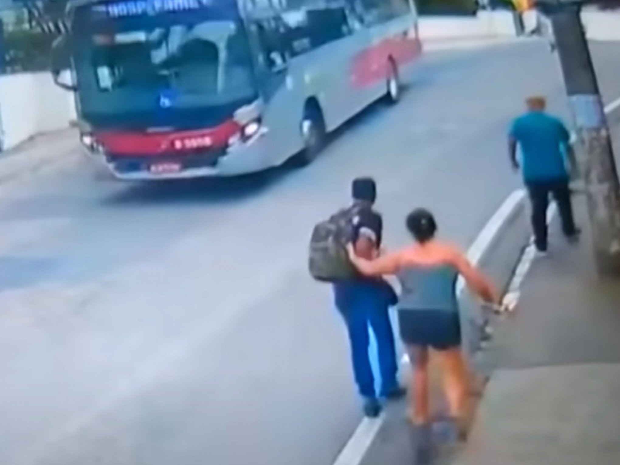 Namorado empurra mulher na frente de ônibus e ela morre atropelada País Correio de Gravataí