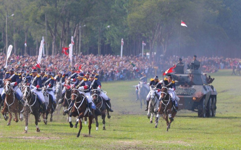 Encenação de batalhas tem participação da cavalaria, blindados e aeronaves