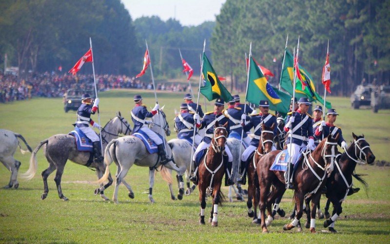Encenação de batalhas tem participação da cavalaria, blindados e aeronaves