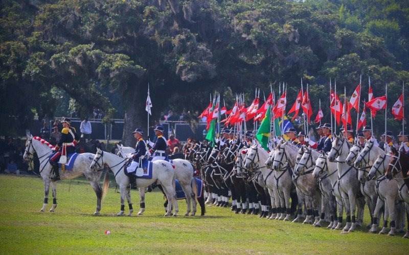 Encenação de batalhas tem participação da cavalaria, blindados e aeronaves