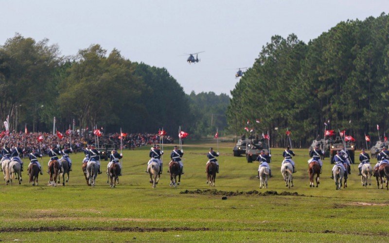 Encenação de batalhas tem participação da cavalaria, blindados e aeronaves