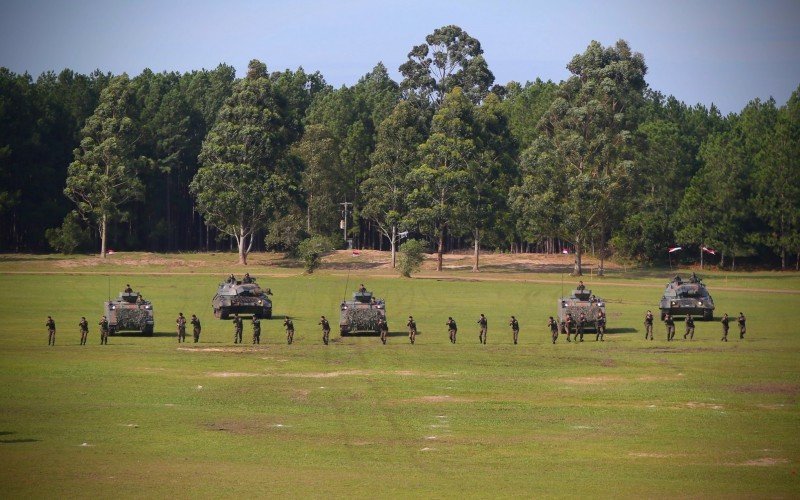 Encenação de batalhas tem participação da cavalaria, blindados e aeronaves