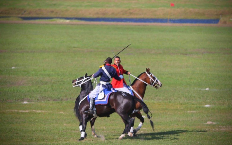 Encenação de batalhas tem participação da cavalaria, blindados e aeronaves