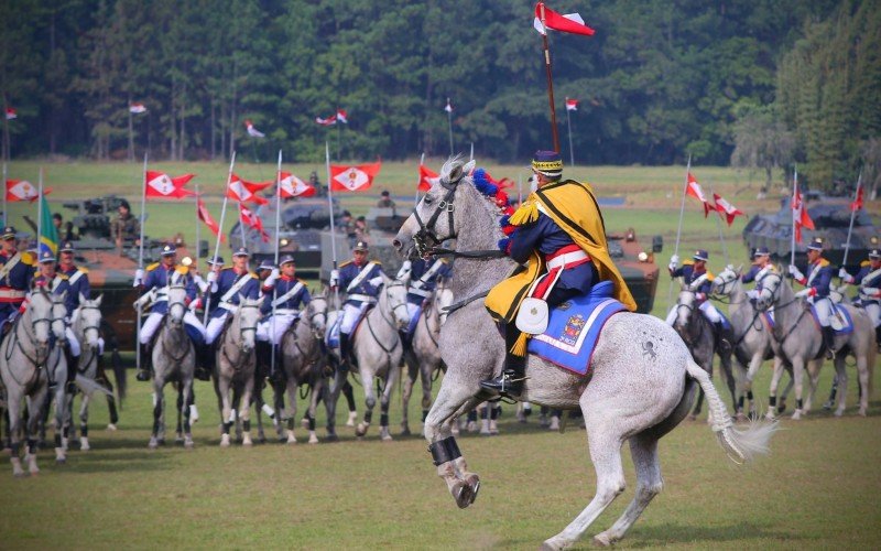 Encenação de batalhas tem participação da cavalaria, blindados e aeronaves