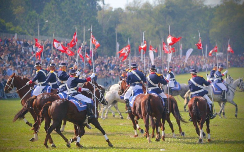 Encenação de batalhas tem participação da cavalaria, blindados e aeronaves