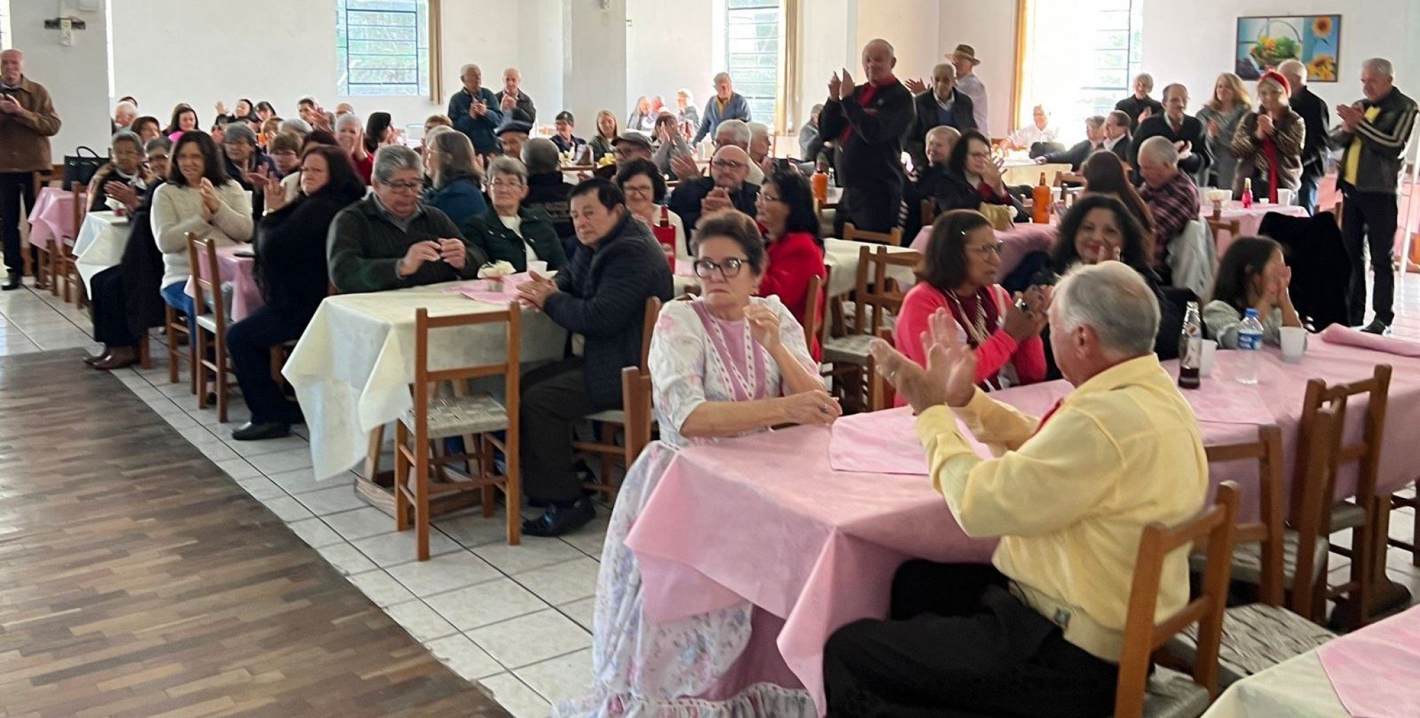 Clube da Terceira Idade Azaléia recebe atividades especiais de Dia das Mães