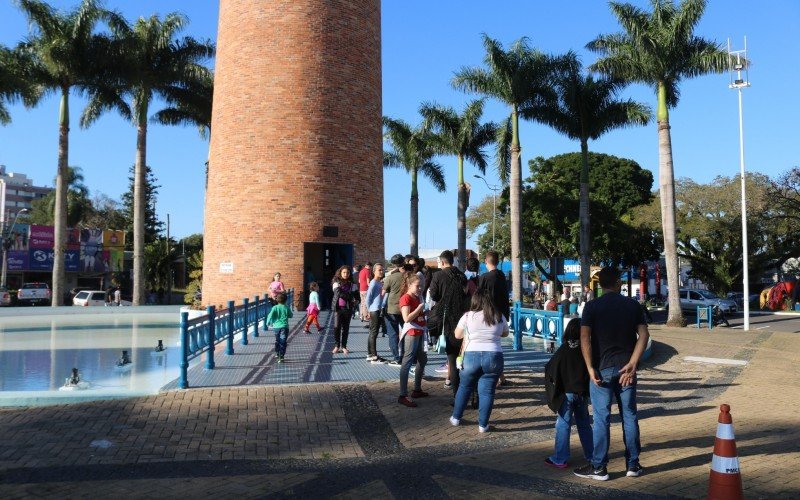 Fila para visitação ao mirante, aberto somente em datas comemorativas