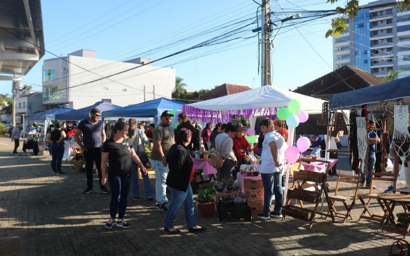 Feira de artesanato reuniu cerca de 100 artesãos