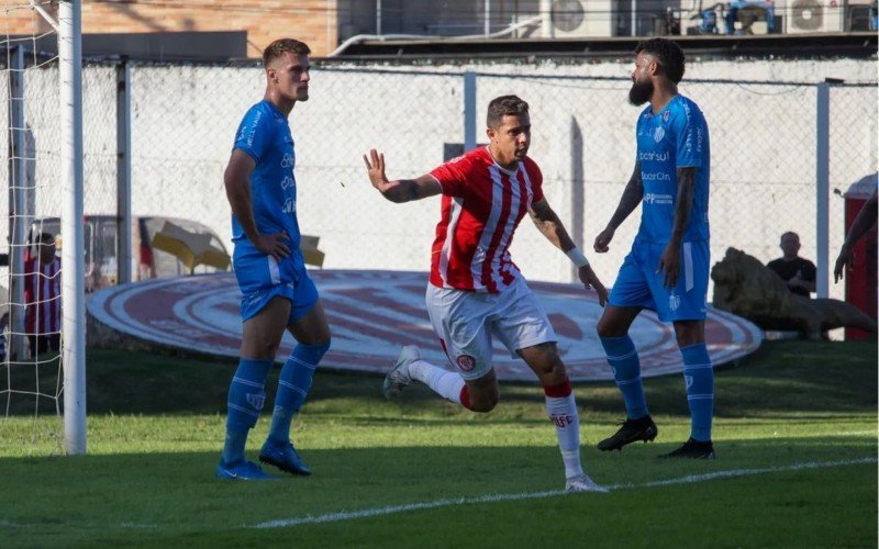 Wallace estufou a goleira do Novo Hamburgo aos 44 minutos do primeiro tempo 