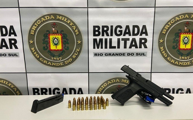 Pistola, carregador e munições apreendidas em baile funk em Novo Hamburgo