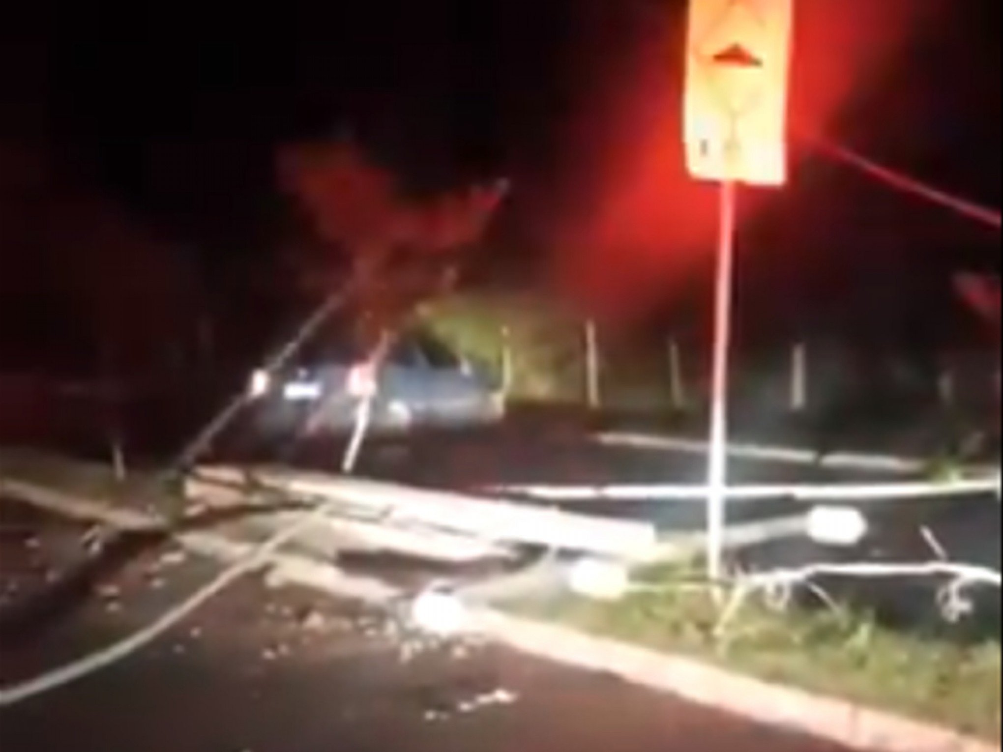 VÍDEO: Motorista bate, abandona carro com chave na ignição e causa estragos que afetam moradores de bairro