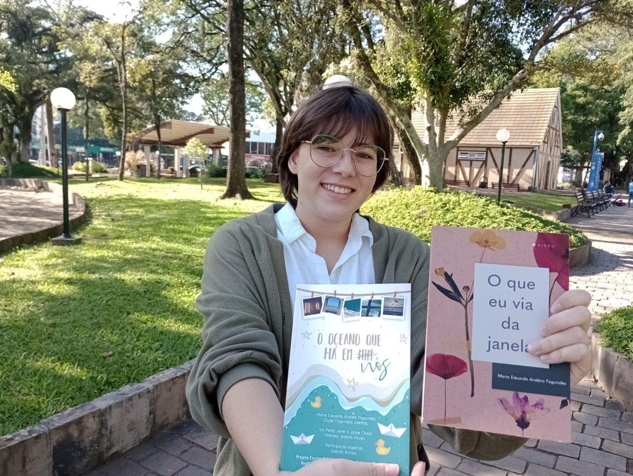 "É possível seguir nosso sonho": Escritora de Estância Velha quer inspirar mais jovens no mundo da literatura