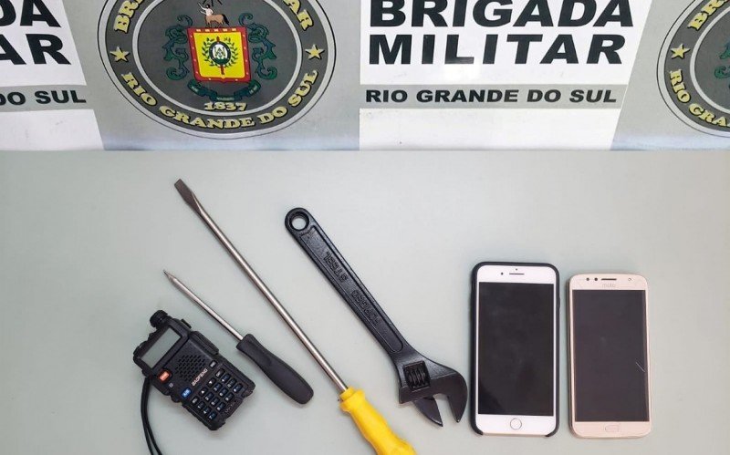 NA FREQUÊNCIA DA POLÍCIA: criminosos são flagrados com rádio comunicador sintonizado