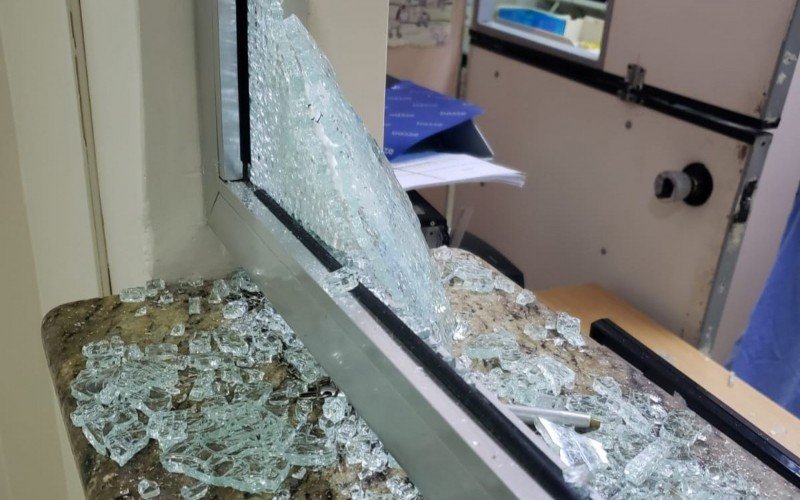 Vidro de balcão do Hospital Lauro Reus foi destruÃdo por cadeira