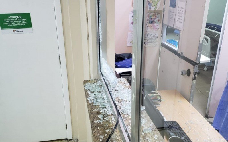 Vidro de balcão do Hospital Lauro Reus foi destruÃdo por cadeira