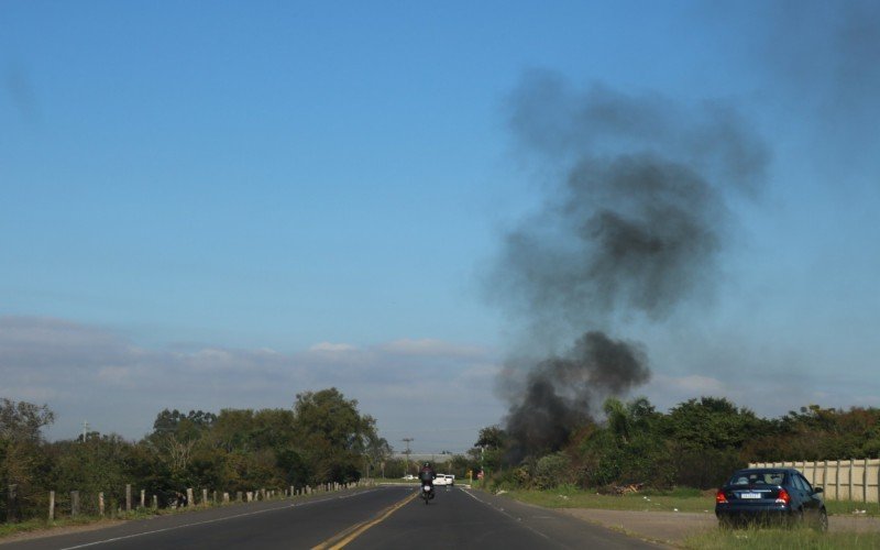  Incêndio atinge área de mata às margens da Avenida dos Municípios