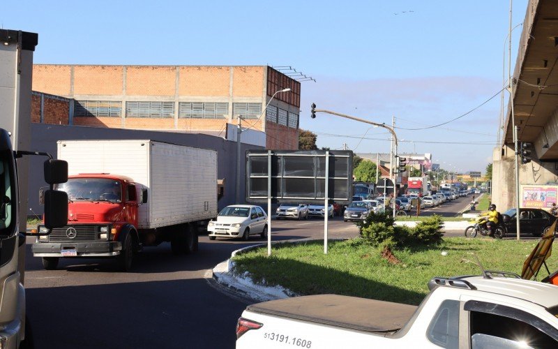 Fluxo intenso de caminhões aliado às obras da Scharlau deixam o trânsito mais lento