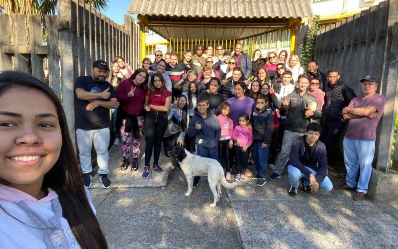 Pais e alunos realizaram um protesto na manhã desta terça-feira (6), em frente à escola