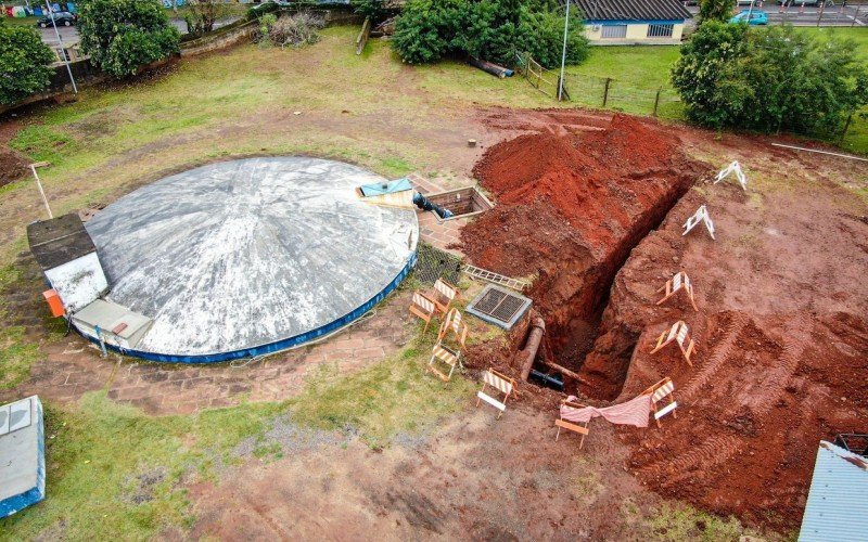 Nova adutora está sendo construída no Morro do Espelho