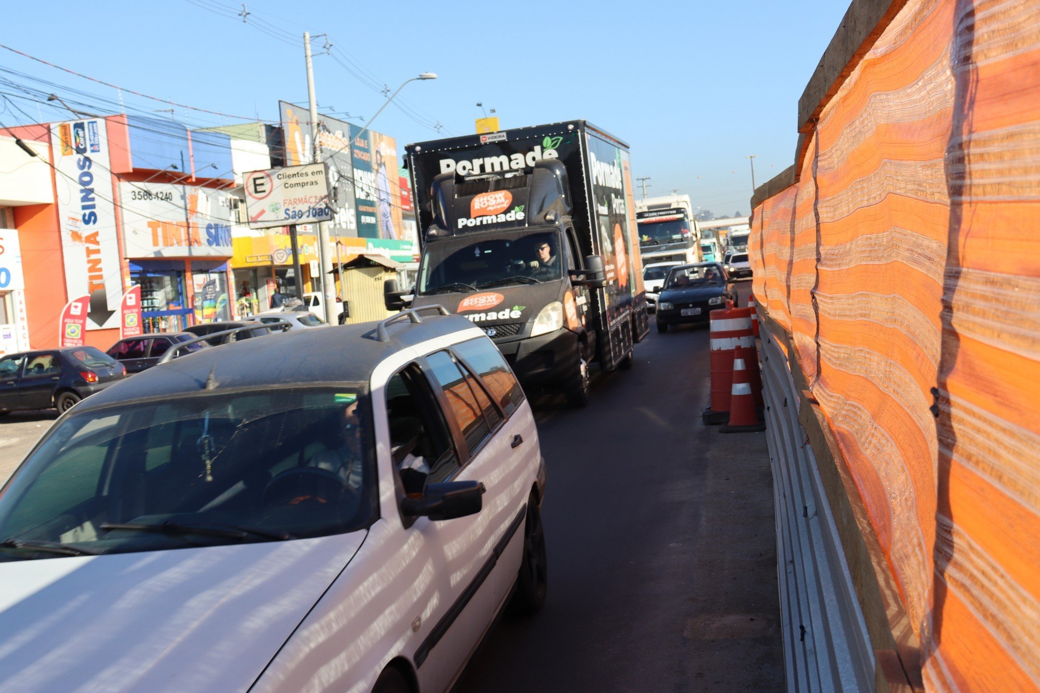 Trânsito pesado na Scharlau e obras têm deixado deslocamento ainda mais demorado