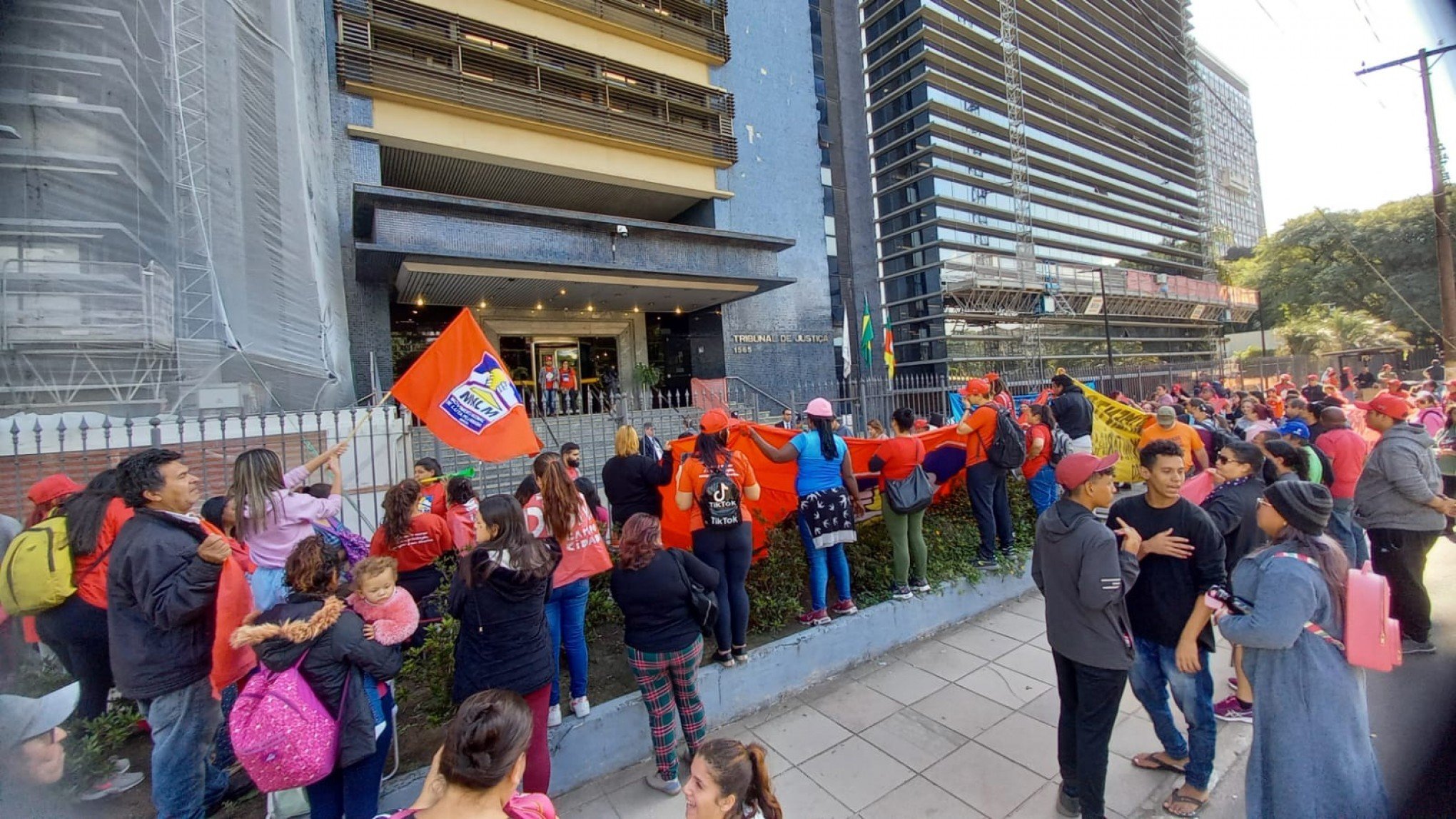 Leopoldenses participam de protesto por moradia e contra despejos na capital