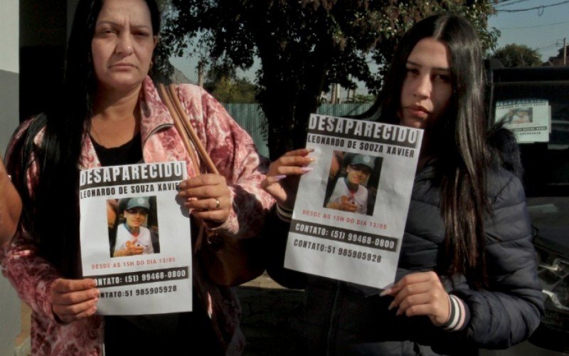 Janaína e Roberta circulam colando cartazes na busca pelo jovem Leonardo Souza