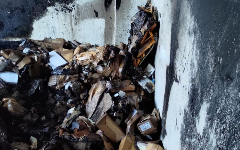 Danos causados por chamas no Feevale Techpark, em Campo Bom