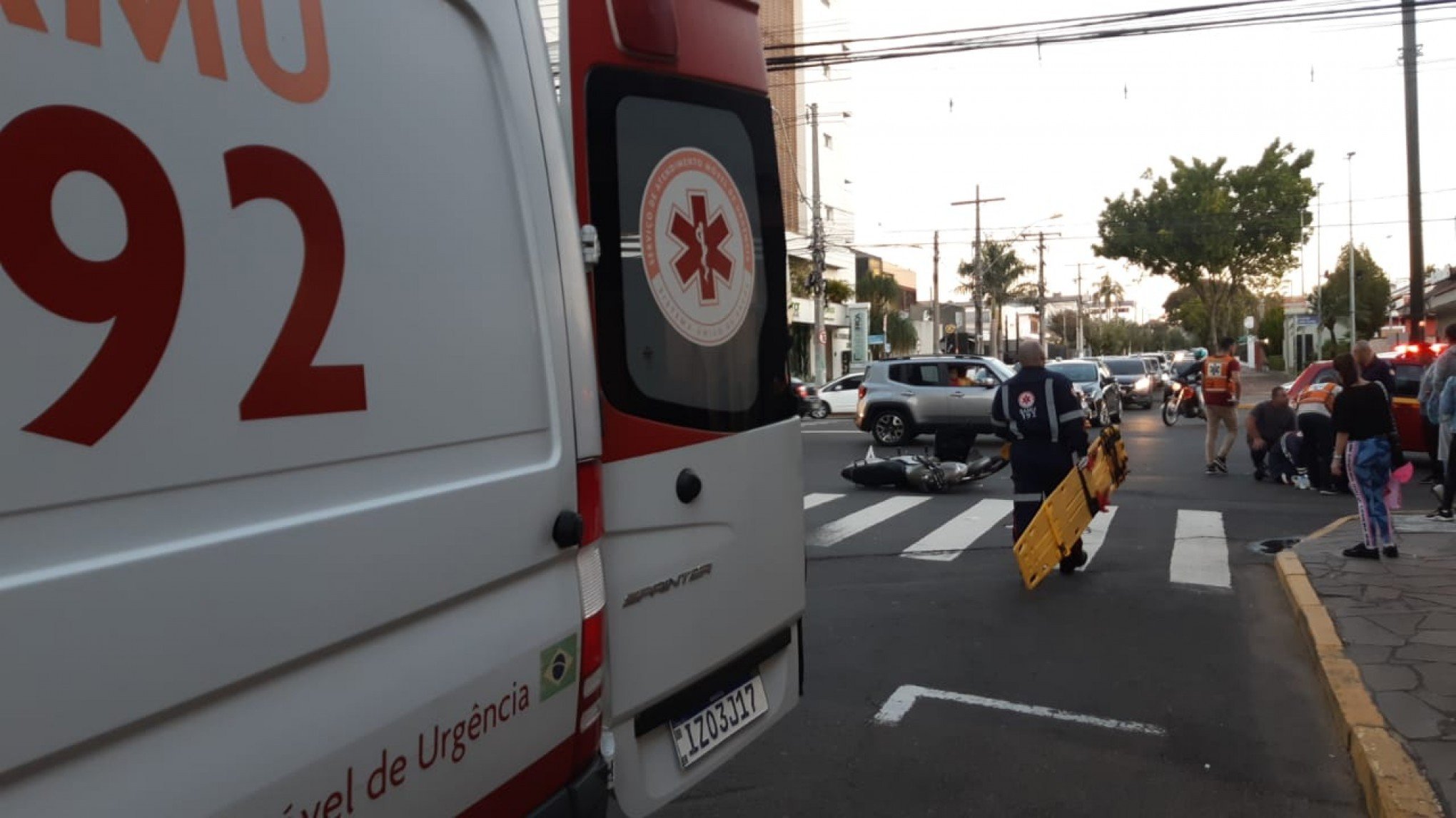 Motociclista fica ferido em colisão com automóvel na João Corrêa