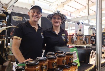 Roberto e Eliana de Oliveira, levaram os doces de leite da sua Estrelat para a feira