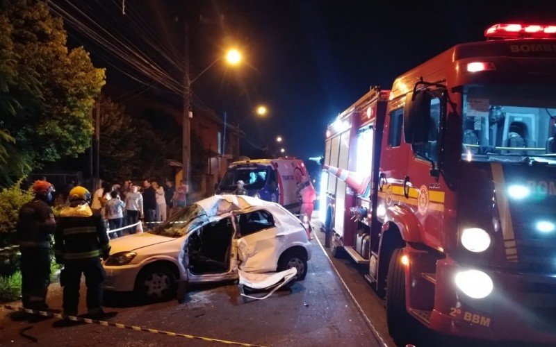 Casal fica ferido após bater carro contra poste em Novo Hamburgo