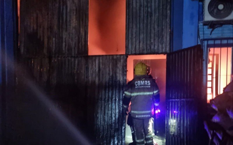 Combate ao incÃªndio durou quase quatro horas no bairro Canudos