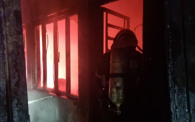 Combate ao incÃªndio durou quase quatro horas no bairro Canudos