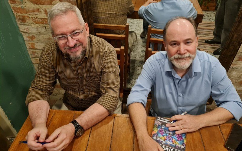 Irineu Guarnier (à esquerda) e Eduardo Scaravaglione assinam volume dois da coletânea que traz artigos sobre carros e aviões