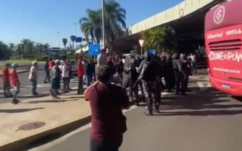 Torcedores do Inter protestaram na chegada dos jogadores ao aeroporto de Porto Alegre