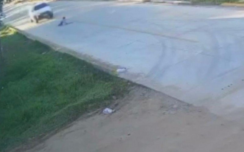 Criança engatinha no meio da rua e é atropelada