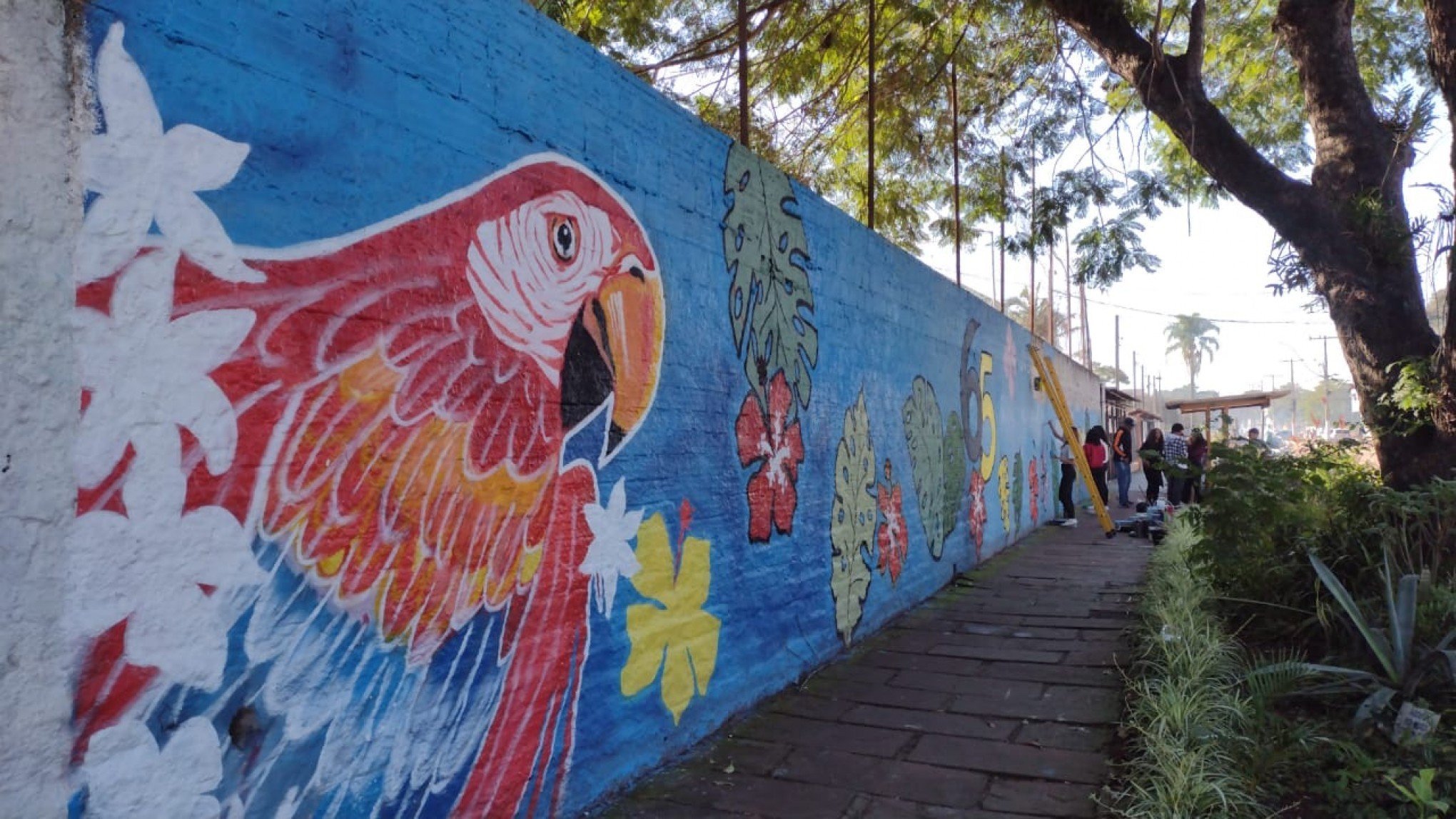 Alunos revitalizam muro no aniversário de 65 anos de escola em Esteio