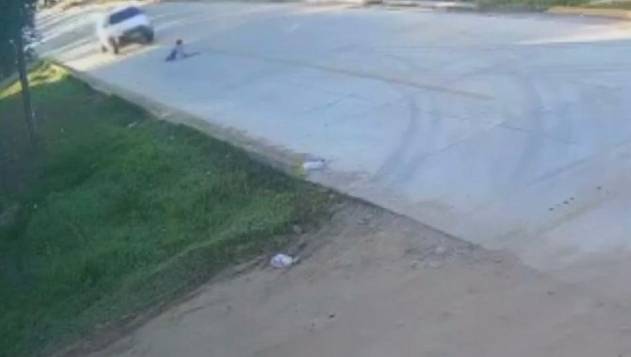 VÍDEO: Bebê de 1 ano e 7 meses é atropelado após engatinhar até o meio da rua