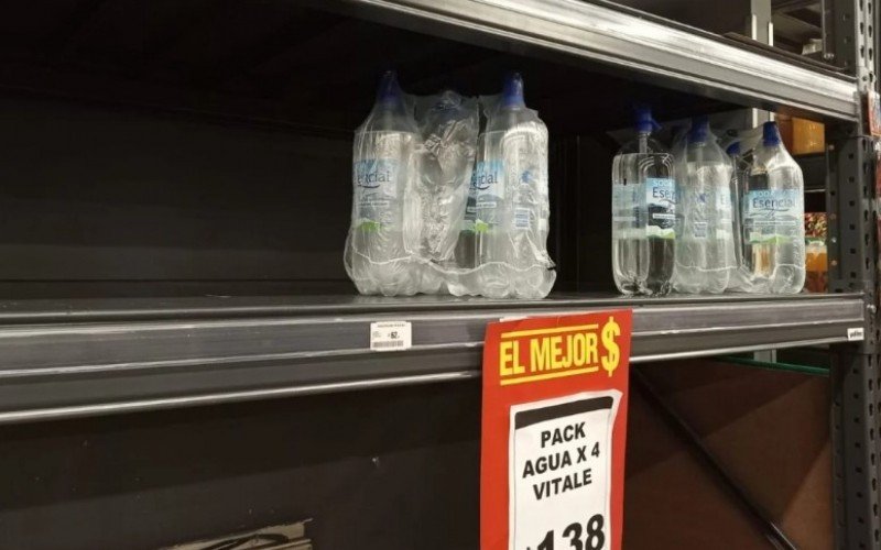 Começa a faltar água mineral nos supermercados da região metropolitana de Montevidéu