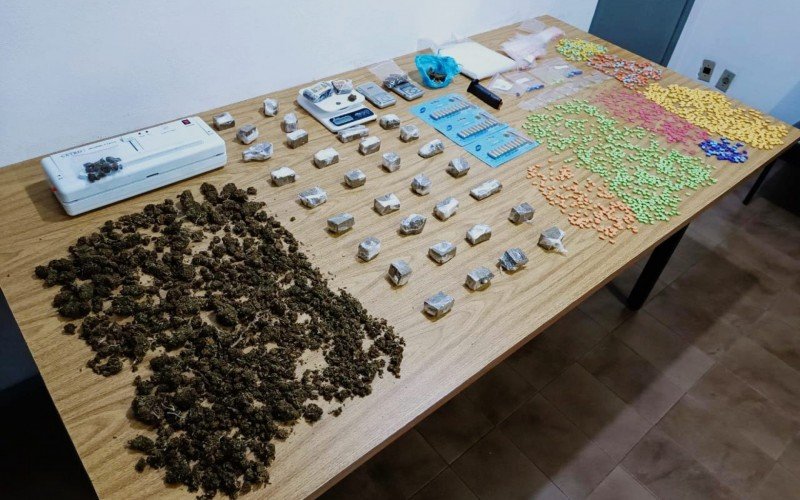 Polícia de São Leopoldo descobre depósito de drogas que abastecia clientes do tráfico no Vale do Sinos