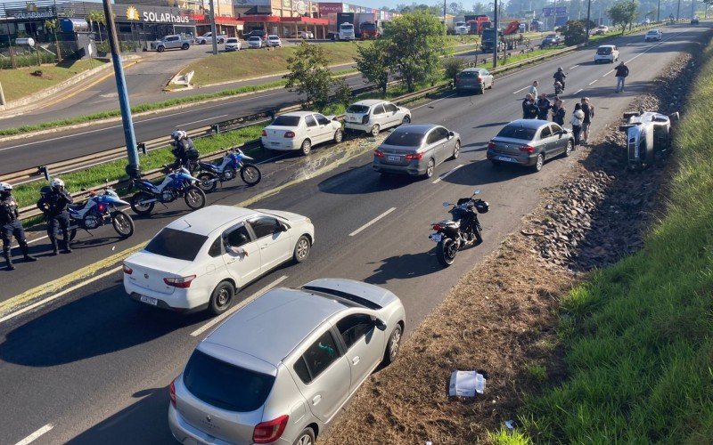 Veículo capota em acidente na BR-116, em Novo Hamburgo