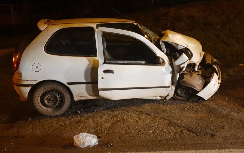Motorista sem habilitação bate carro em ônibus e passageira morre na RSC-287